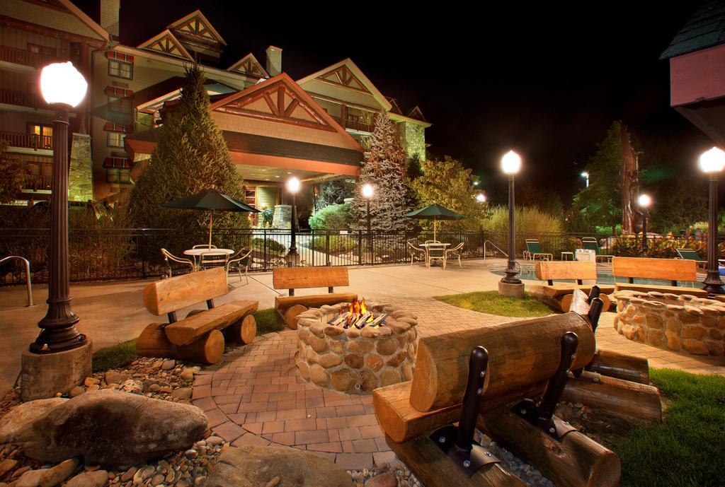 Bearskin Lodge On The River 蓋特林堡 外观 照片