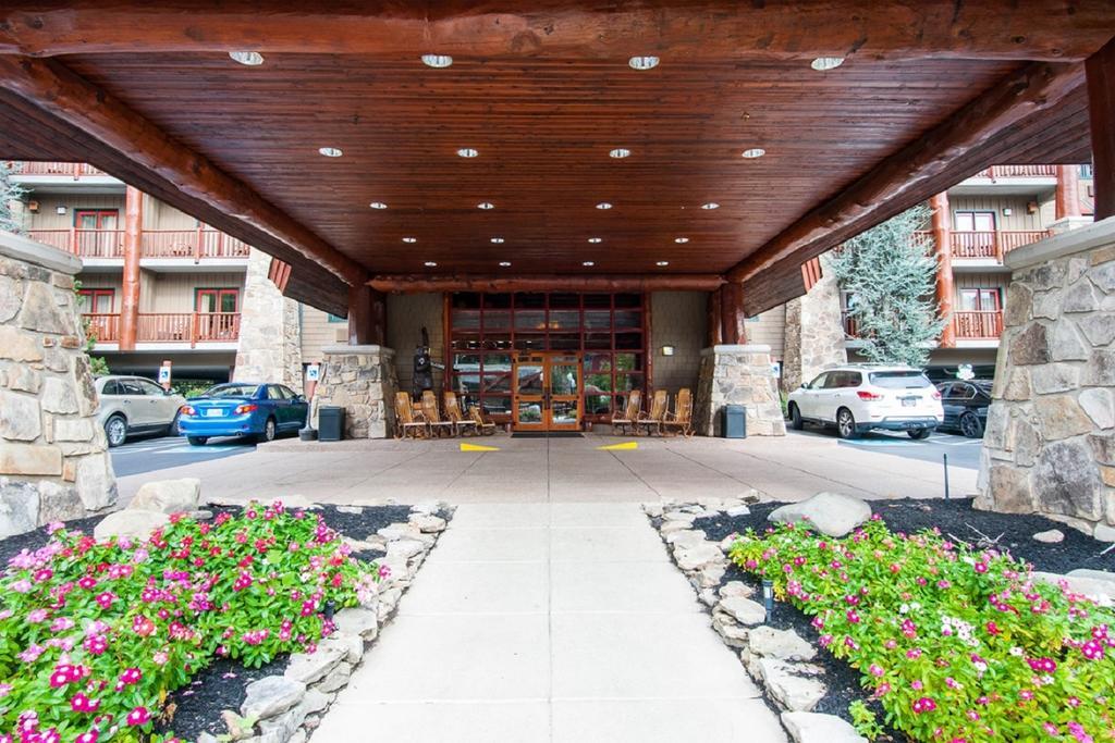 Bearskin Lodge On The River 蓋特林堡 外观 照片