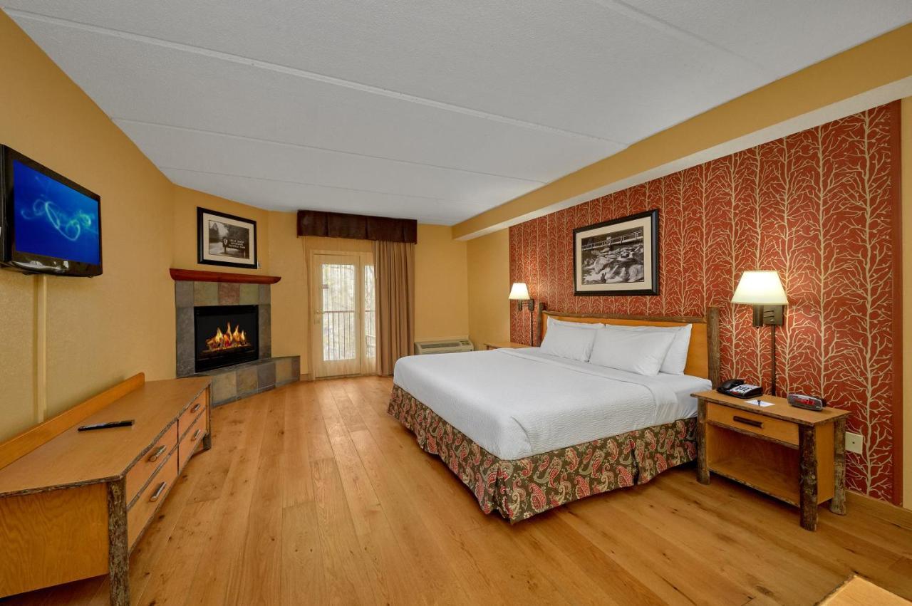 Bearskin Lodge On The River 蓋特林堡 外观 照片